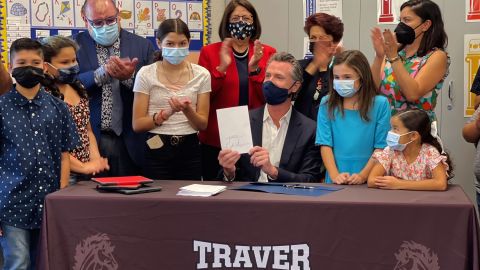 El gobernador Gavin Newsom firma una ley que dará acceso al Internet a las comunidades de bajos ingresos.