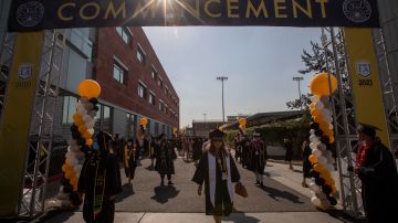 Las primeras graduaciones presenciales se celebraron en Cal State Los Angeles. (Photos by Jill Connelly)