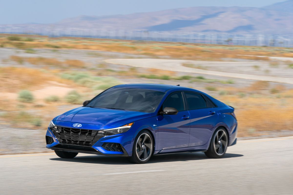 Foto del Hyundai Elantra 2022 en color azul