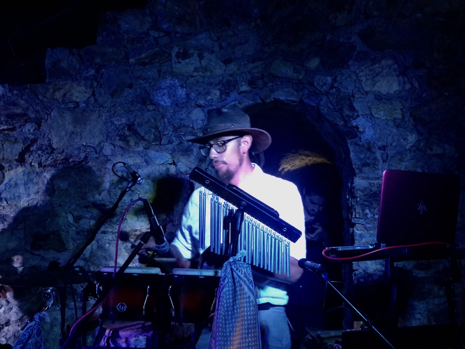 Ohto Ortiz, uno de los hermanos fundadores deLegend Medicina sónica en un concierto ceremonial en la mina prehispánica de Taxco, Guerrero.