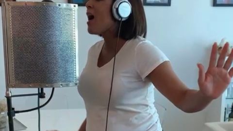 Francisca Lachapel graba canción para su hijo