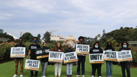 Jóvenes latinos y afroamericanos se unen contra el racismo.