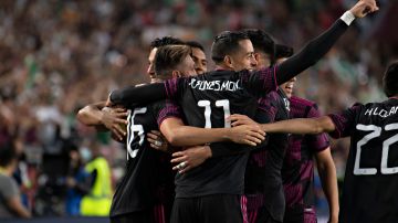 Rogelio Funes Mori celebra con sus compañeros un gol mexicano contra Nigeria.