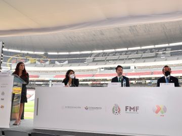 El presidente de la Federación Mexicana de Fútbol Yon de Luisa oficializó el anuncio.