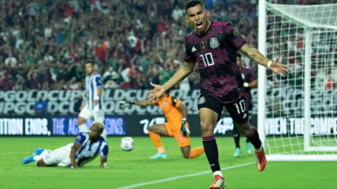 Orbelín Pineda festeja tras anotar el tercer gol de México contra Honduras.