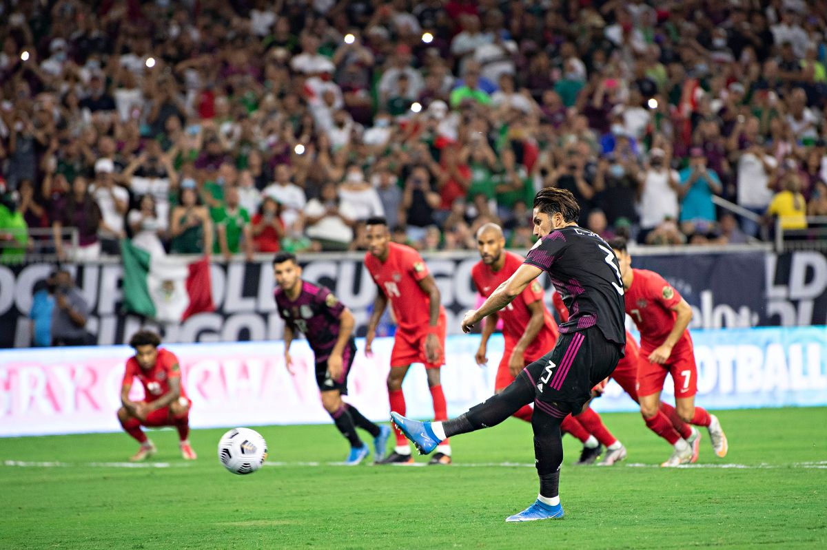 Unmissable: Carlos Salcedo was the target of memes in Mexico’s match for the Gold Cup