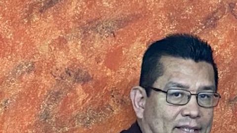 Juan José Gutiérrez de la Coalición Derechos Plenos de los Inmigrantes saluda a Federico Rafael Morales, quien los representará en México. (Cortesía Juan José Gutiérrez)