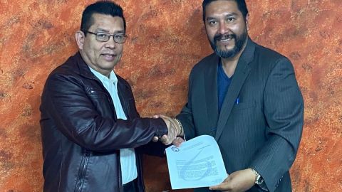 Juan José Gutiérrez de la Coalición Derechos Plenos de los Inmigrantes saluda a Federico Rafael Morales, quien los representará en México. (Cortesía Juan José Gutiérrez)