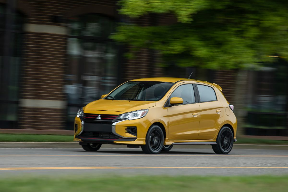 Foto del Mitsubishi Mirage en color amarillo