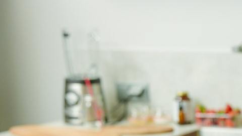 Mujer cocinando vegetales