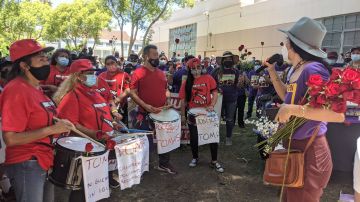 Trabajadores de la limpieza se unieron para pedir que se renueve su contrato. (Jacqueline García/La Opinión)