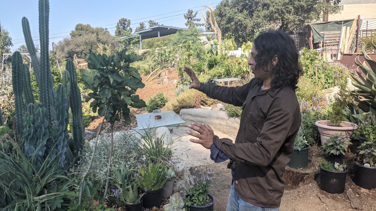 Christopher Martínez es el anfitrión de The Lab@Zorthian Ranch en Altadena. (Jacqueline García/La Opinión)