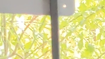 Sonia Cano y su hijo Daniel hacen una demostración de los pasos a seguir al entrar a la escuela. (Jacqueline García/La Opinión)