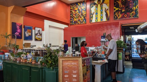 Los salarios a estos empleados pueden empezar a $17 la hora. (Jacqueline García/La Opinión)