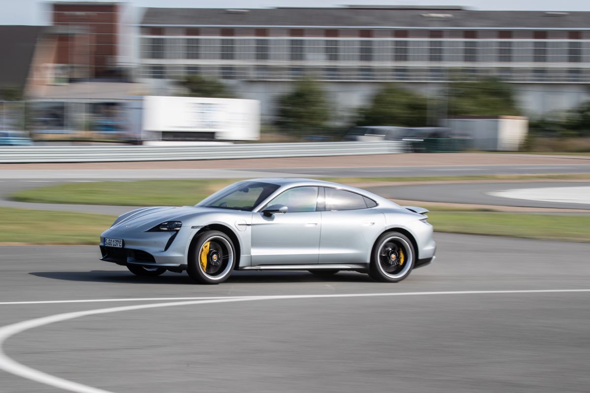 Foto de un Porsche Taycan corriendo en una pista de prueba