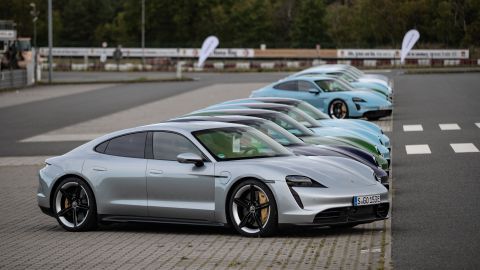 Foto de un grupo de Porsche Taycan estacionados uno al lado del otro