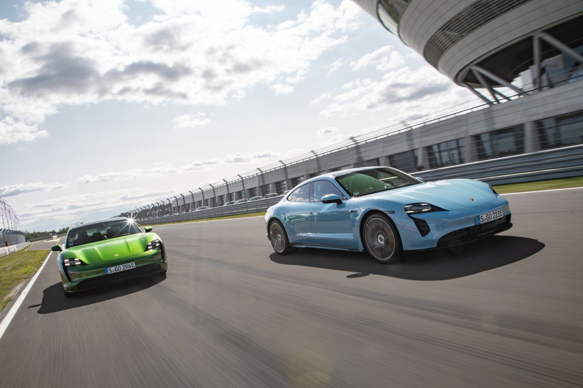 Foto de dos Porsche Taycan corriendo en una pista
