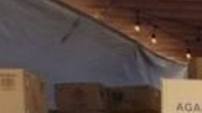 Cientos de cajas llenas de pirotecnia ilegal en la casa del hombre de sur-centro Los Ángeles.
