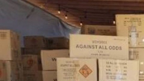 Cientos de cajas llenas de pirotecnia ilegal en la casa del hombre de sur-centro Los Ángeles.