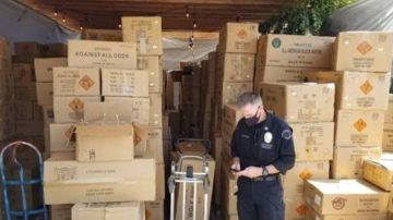 Cientos de cajas llenas de pirotecnia ilegal en la casa del hombre de sur-centro Los Ángeles.