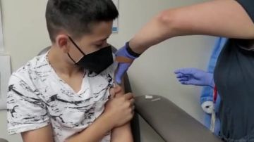 La madre de Sebastián Abril de 12 años se vacuna contra Covid-19. (Cortesía Montserrat Abril)