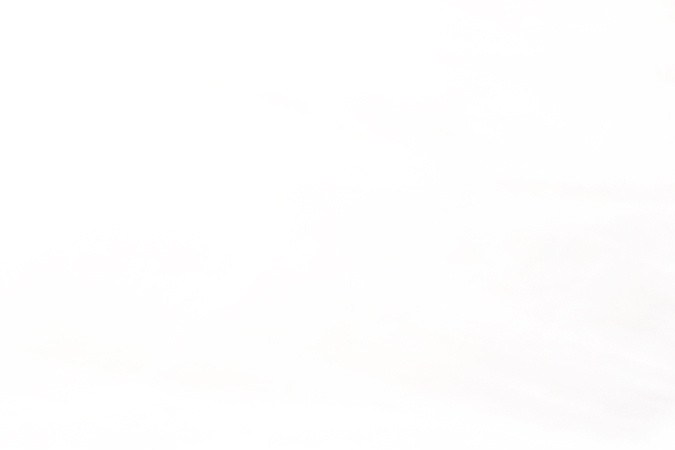 Foto de la parte trasera de la Cybertruck de Tesla recorriendo la carretera