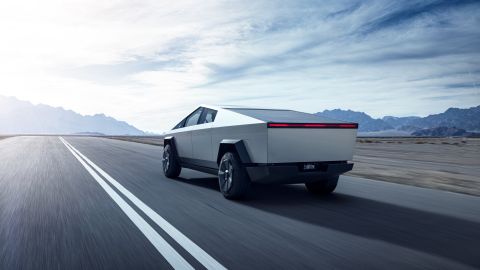 Foto de la parte trasera de la Cybertruck de Tesla recorriendo la carretera
