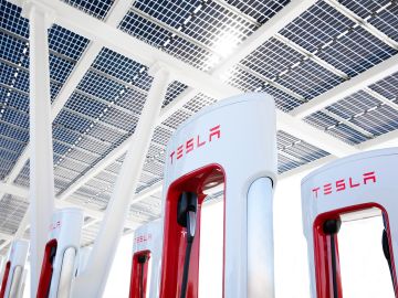 Foto de varios supercargadores de Tesla
