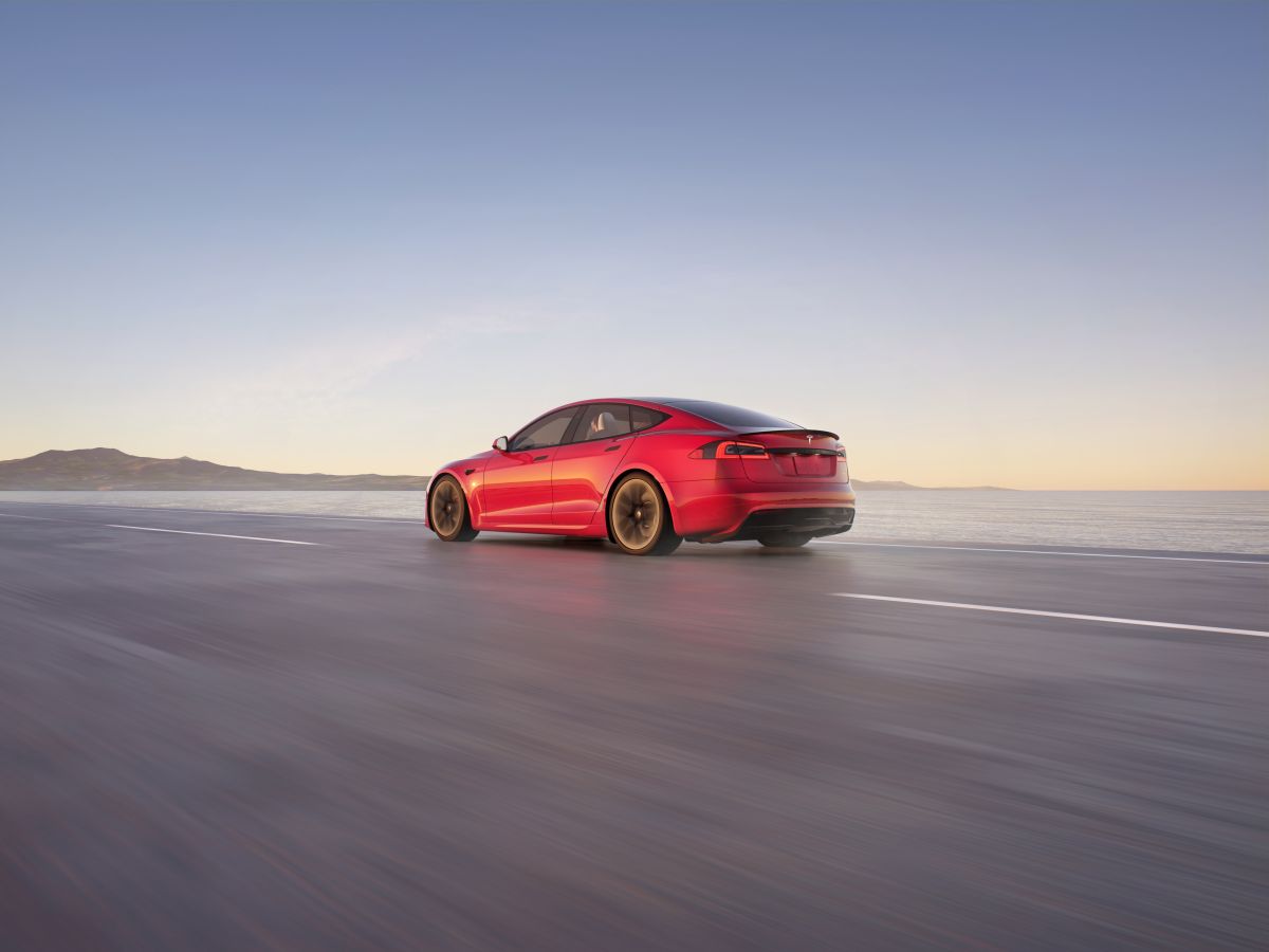 Foto de un Model S Tesla corriendo en una pista