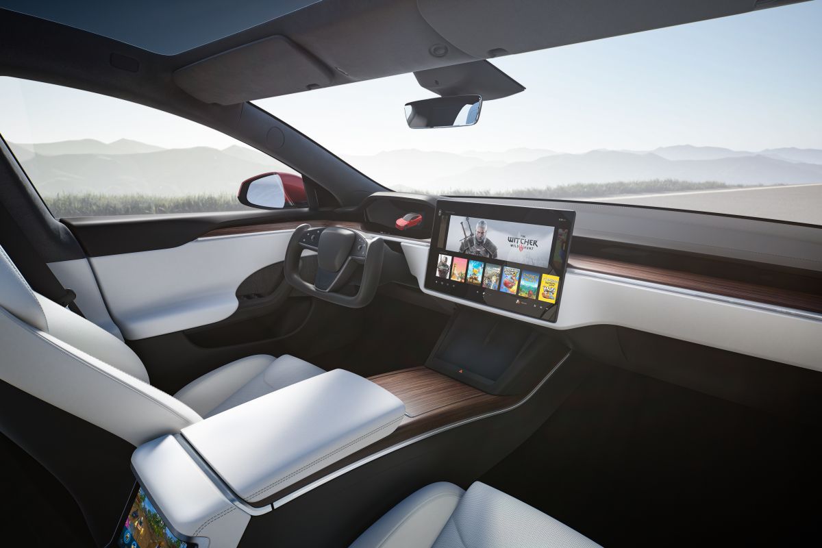 Foto del interior del Model S de Tesla mostrando su volante tipo yugo