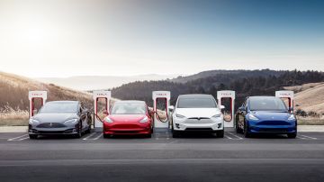 Foto de varios autos cargando en los supercargadores de Tesla