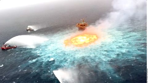 El incendio de una línea submarina de Pemex en el Golfo de México se vuelve viral