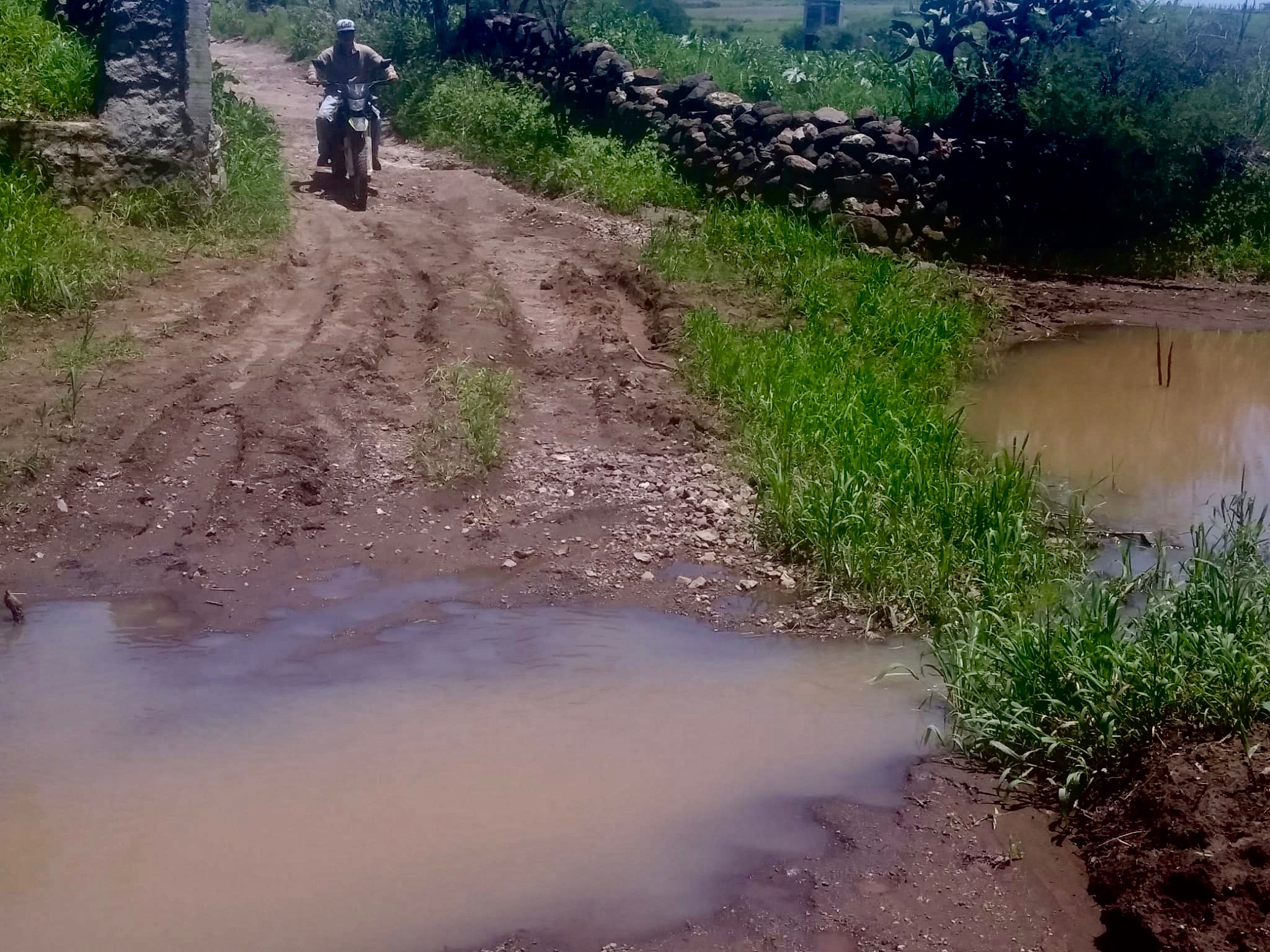 El camino de Corral del Río del Padre desbordada por el Río y sin asafalto