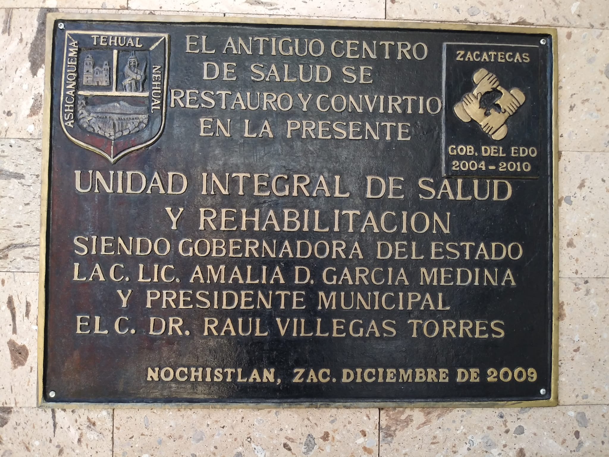 La placa de la Unidad Integral de Salud y Rehabilitación que omite la participación de los migrantes en el proyecto