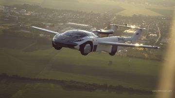 Foto del AirCar de Klein Vision durante su primer vuelo