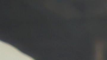 Foto de una mujer poniendo gasolina en su auto