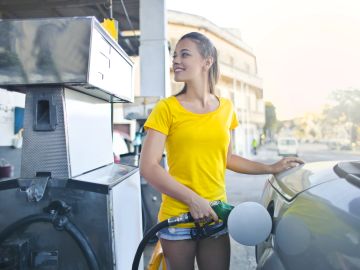 Foto de una mujer poniendo gasolina en su auto