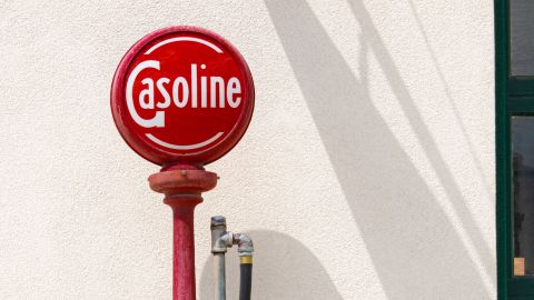 Foto de un letrero de gasolina antiguo