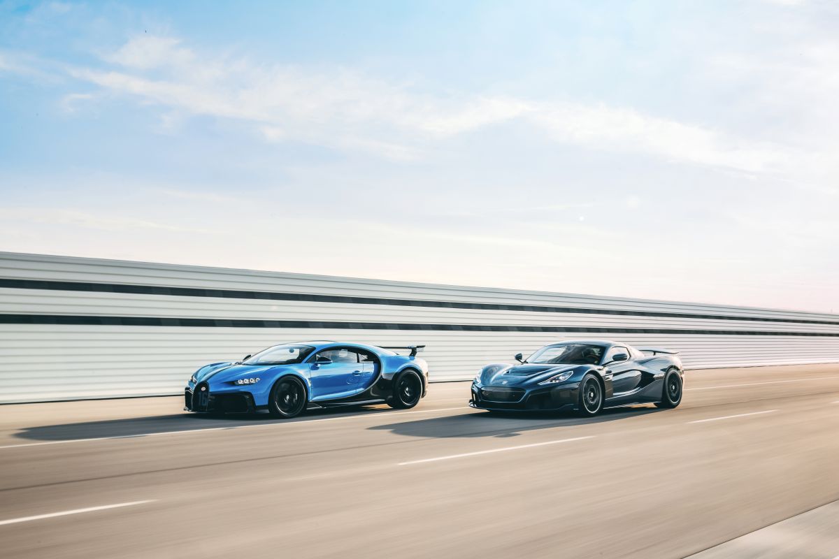 Foto de dos autos de Bugatti en plena pista