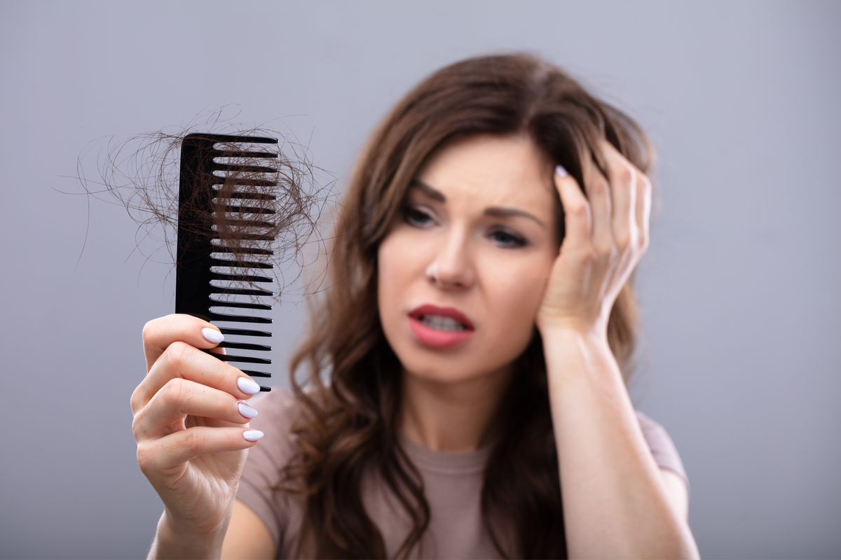 Para evitar la caída del cabello es necesario tenerlo bien nutrido y fortalecido