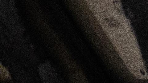 Foto de una persona tratando de encender un auto