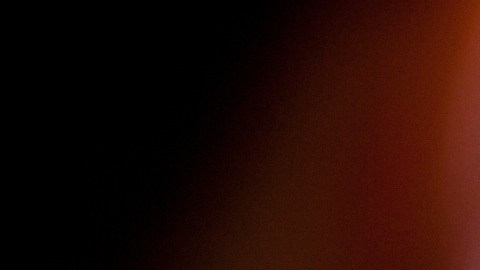 Foto de un hombre conduciendo un auto en la ciudad