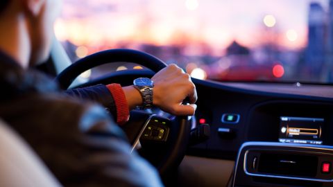 Foto de un hombre conduciendo un auto en la ciudad