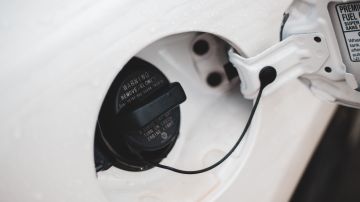 Foto de la tapa del tanque de gasolina en un auto