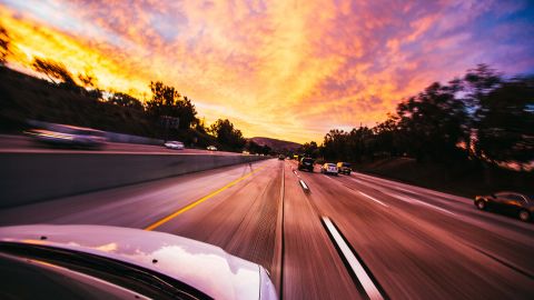 Foto del atardecer tomada desde un auto en plena carretera