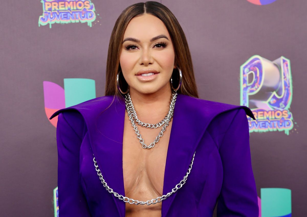 In black leggings, Chiquis Rivera shows off her rear when climbing the stairs
