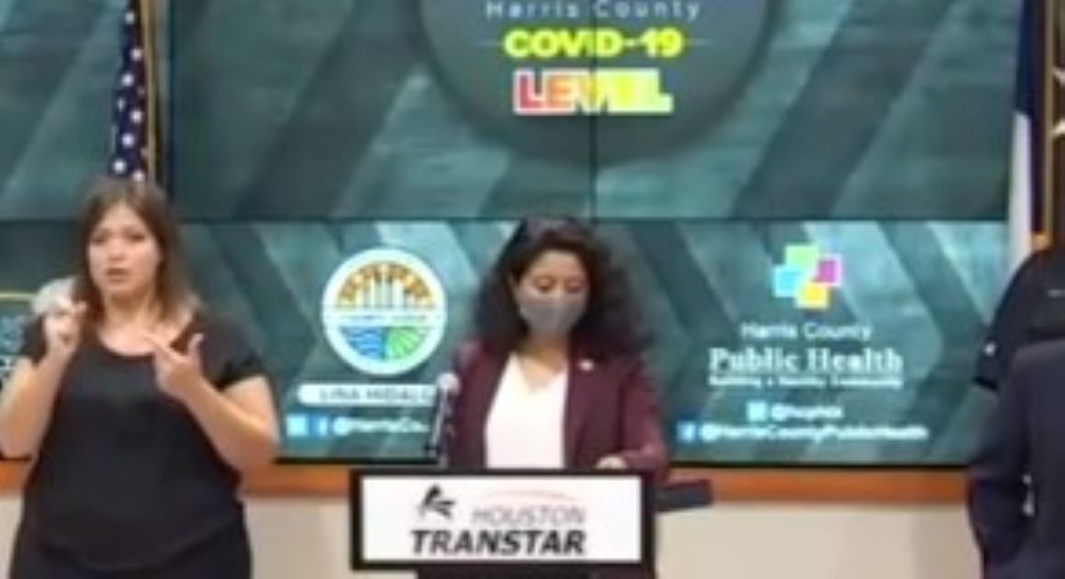 El condado más grande en Texas da marcha atrás ante ola de contagios de