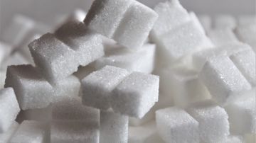 Foto de varios cubos de azúcar apilados