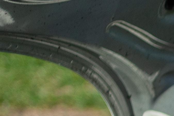 Foto de una persona manipulando la batería de un auto