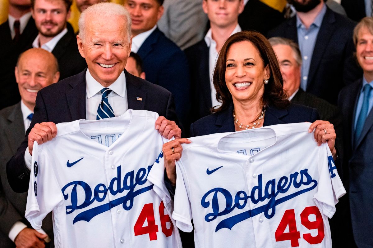  Joe Biden rinde tributo a los campeones Dodgers, pero una chamarra de mariachi se roba el evento